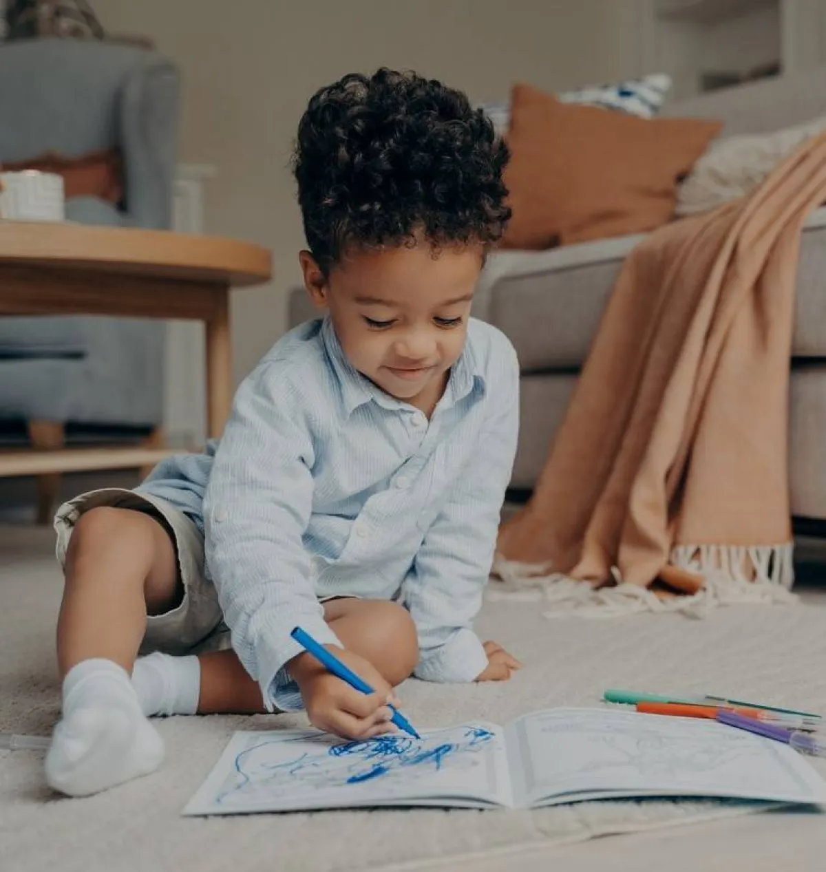 صورة لطفل يرسم