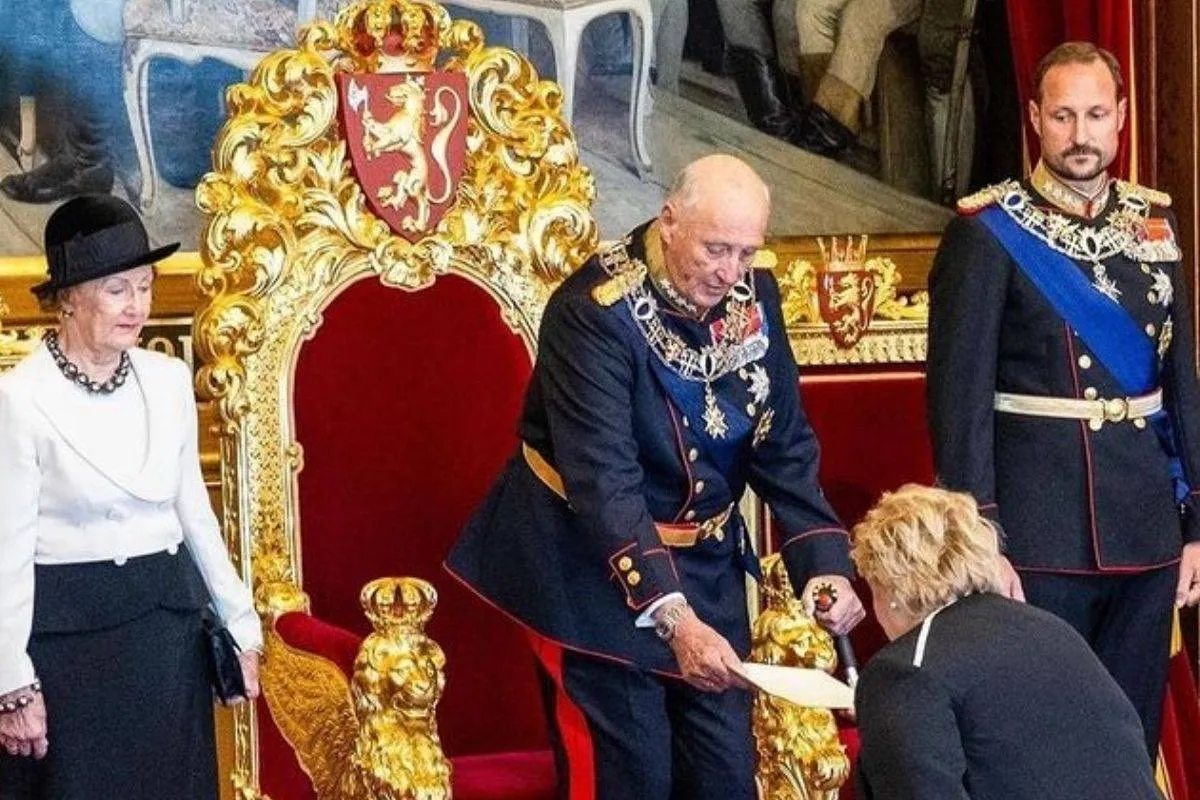 رئيسة الوزراء إرنا سولبرغ تسلم الملك الخطاب- الصورة من موقع Europe Royals على إنستغرام