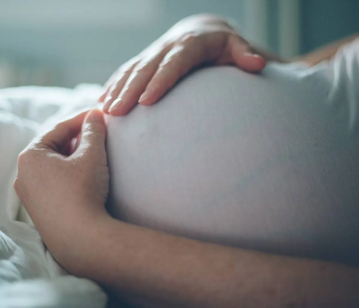 صورة لحامل مستلقية