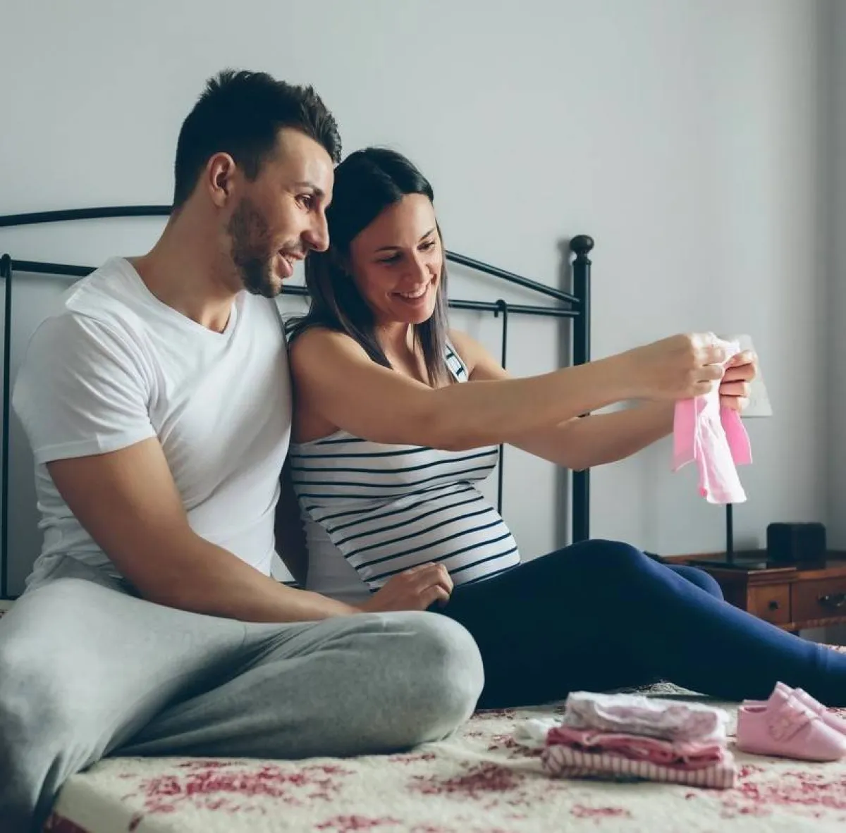 صورة لأبوين يتفقدان حاجيات المولود