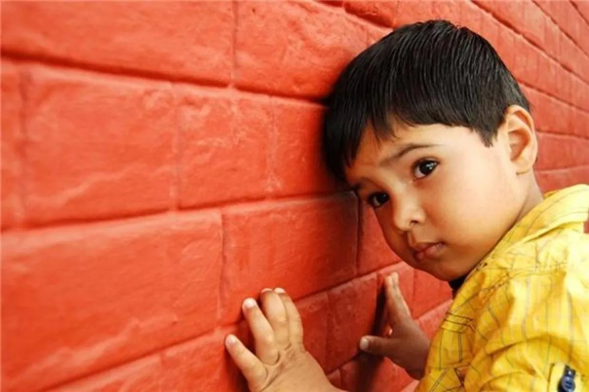 صورة لطفل يشعر بالخوف وعدم الآمان