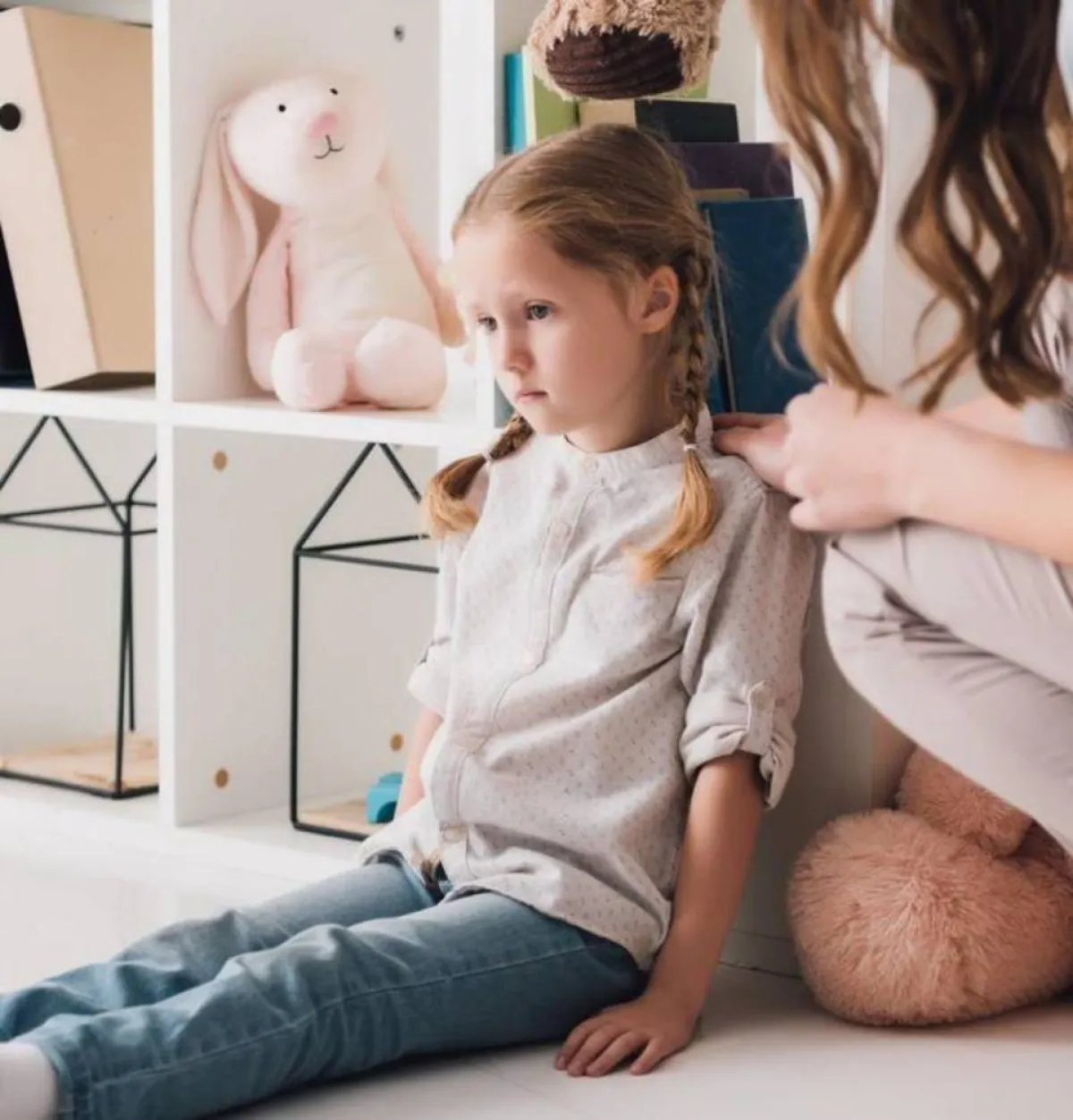 صورة لطفلة حزينة