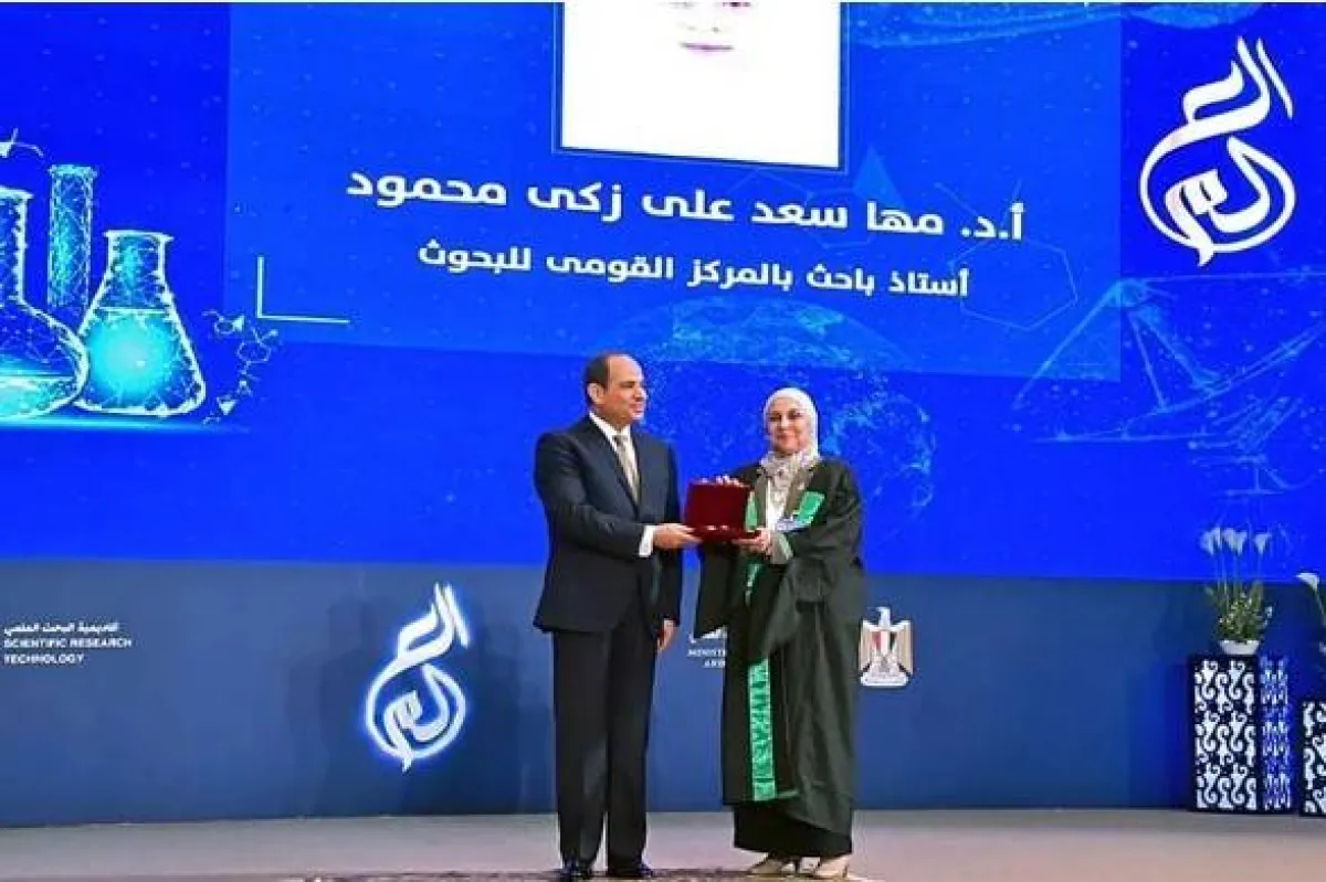 الرئيس المصري يكرم عالمة طبيبة