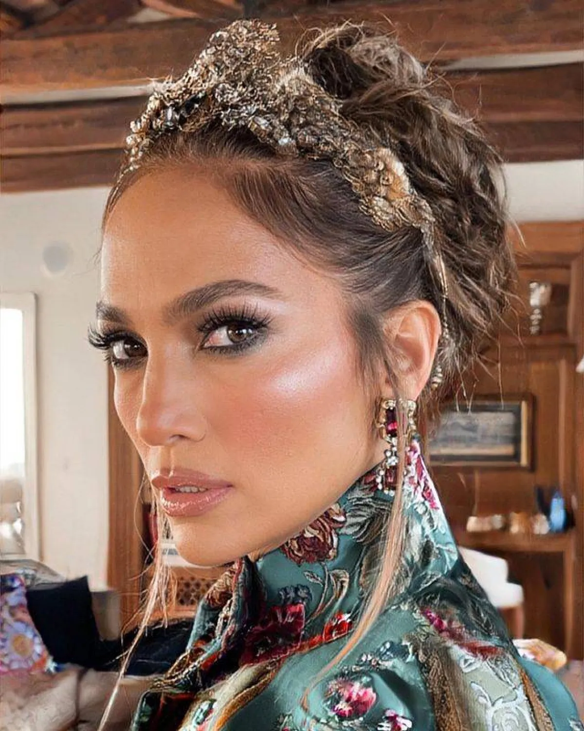 تاج جينفر لوبيز-الصورة من صفحتها الرسمية JLO على انستغرام
