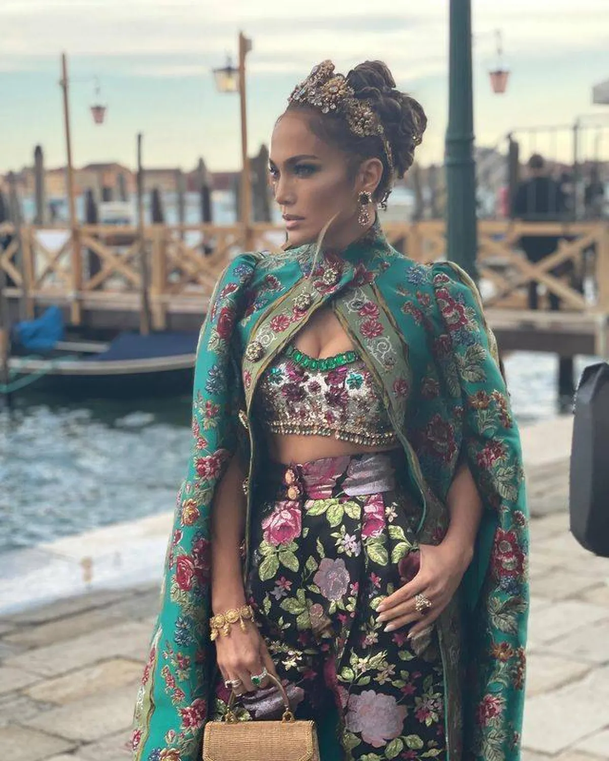 تاج جينفر لوبيز-الصورة من صفحتها الرسمية JLO على انستغرام