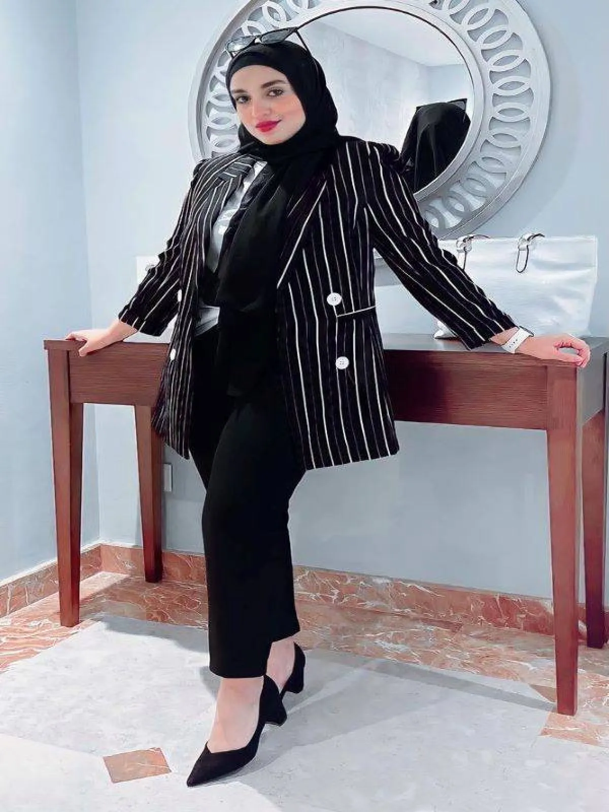 نادية الخولي بتنسيق البليزر المخطط