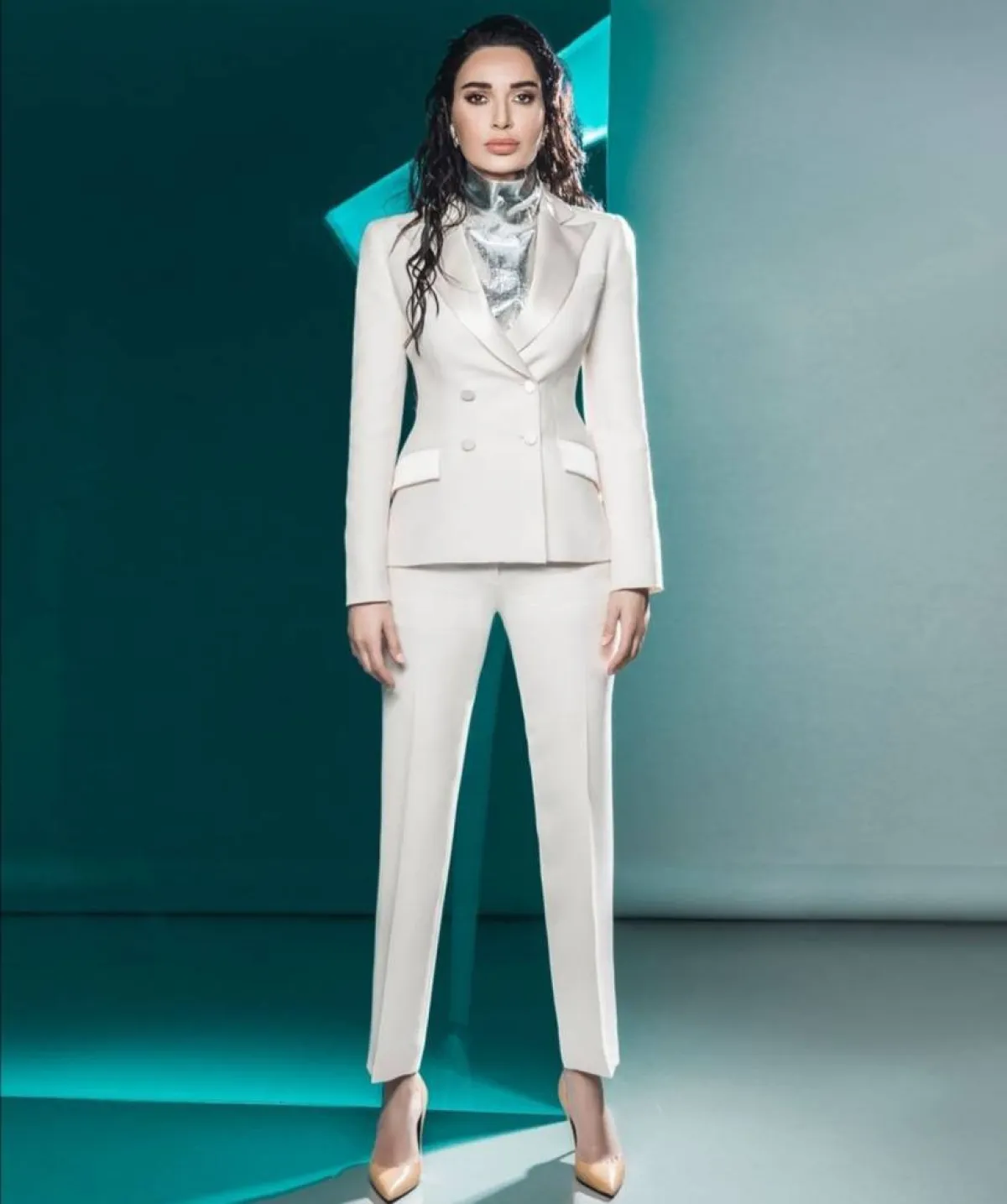 سيرين عبد النور بالبدلة البيضاء