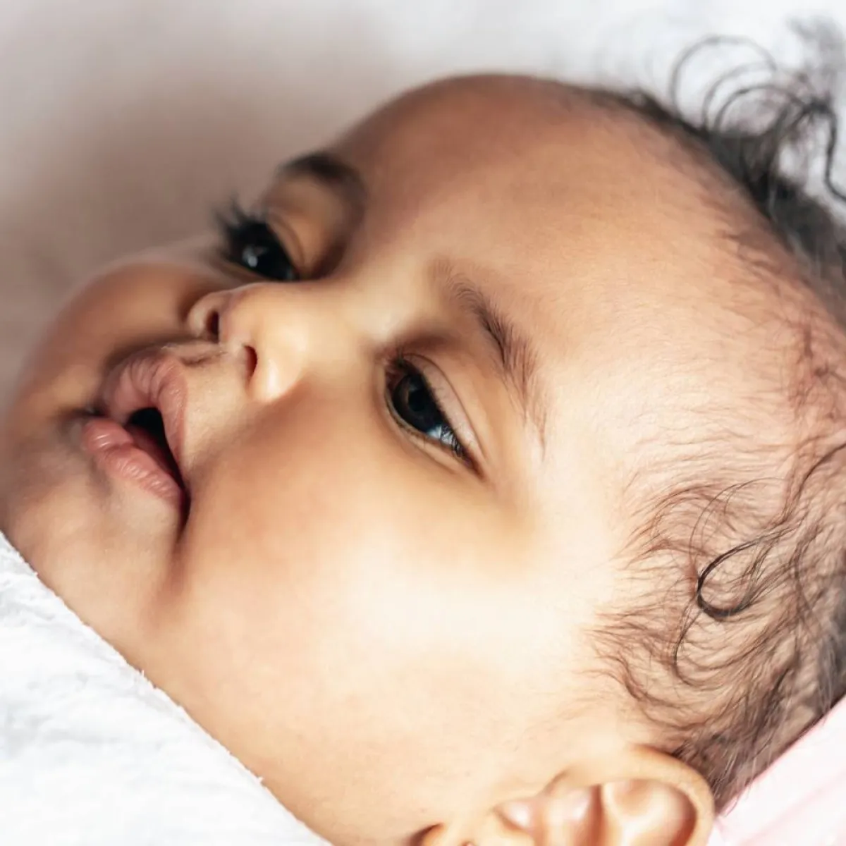 صورة لطفل يتمتع ببشرة نضرة