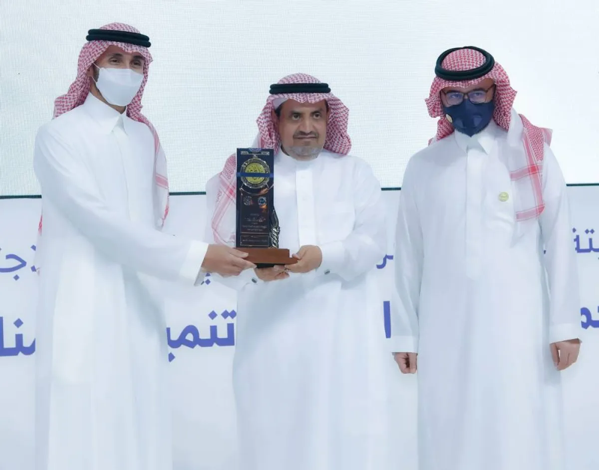 الأستاذ عبدالله محمد القاسم أثناء تكريمه