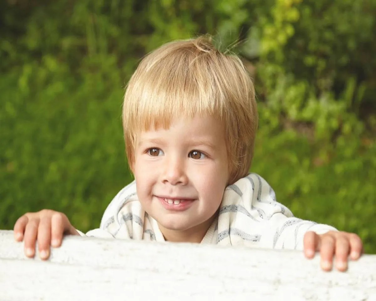 صورة لطفل في عمر4 سنوات يبتسم