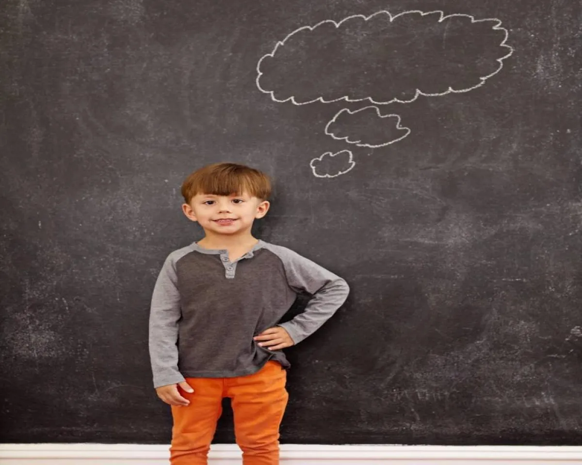صورة لطفل يقف أمام السبورة