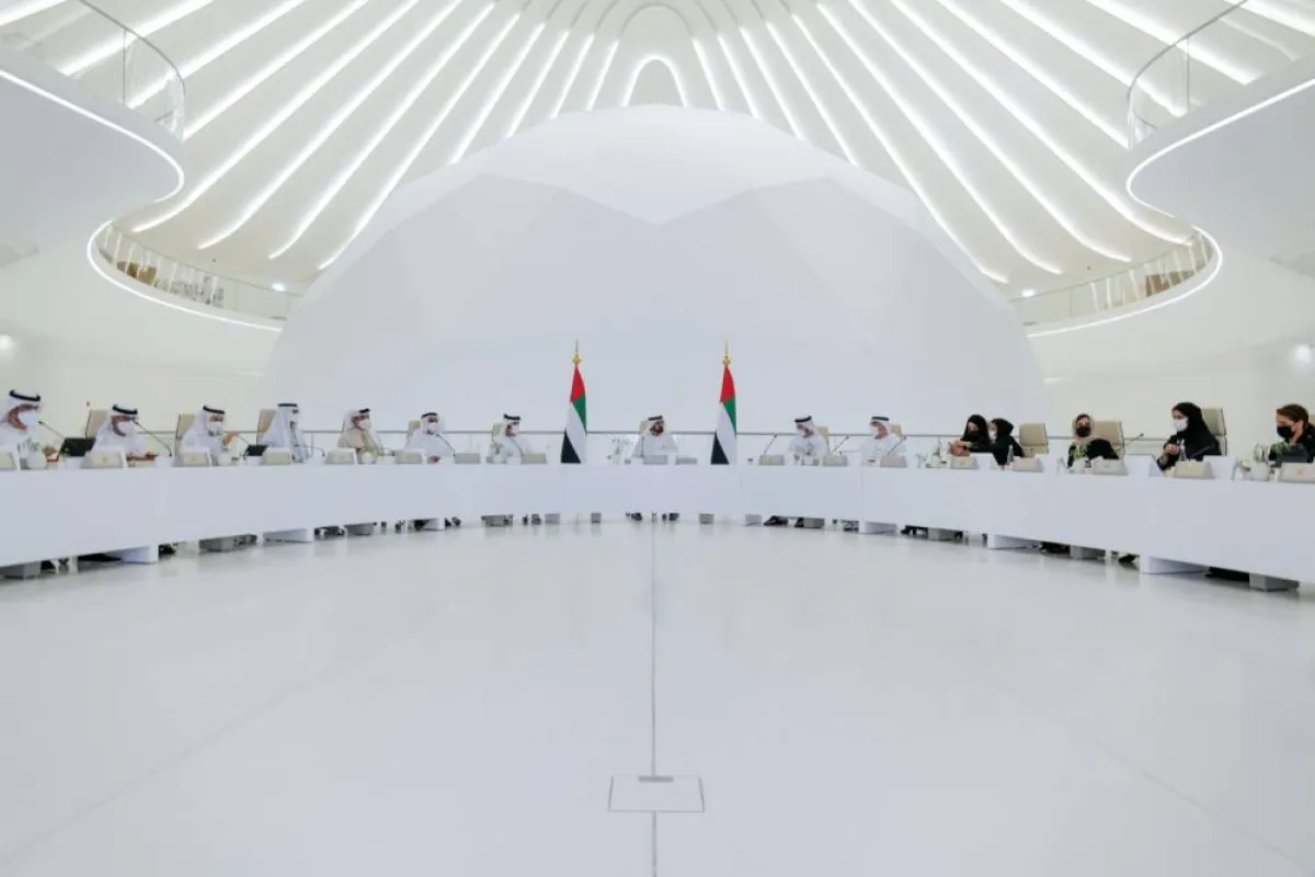 الشيخ محمد بن راشد آل مكتوم مع أعضاء مجلس الوزراء الإماراتي. المصدر (وام)