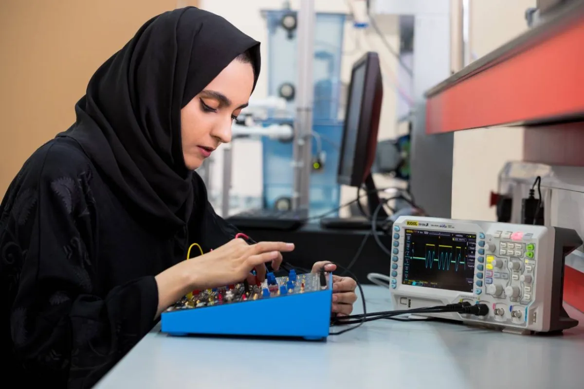 طالبة تراجع بحثاص