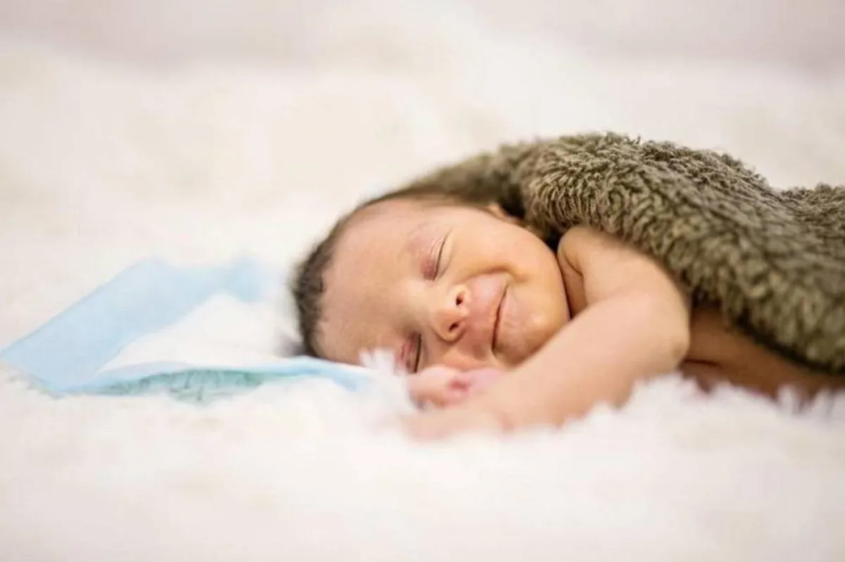 صورة لطفل نائم يبتسم