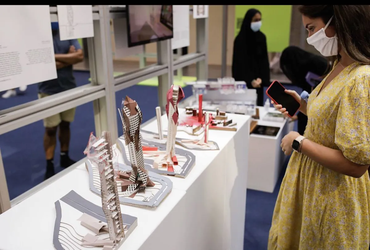 أعمالاً إبداعية لأكثر 130 من المصممين والعلامات التجارية