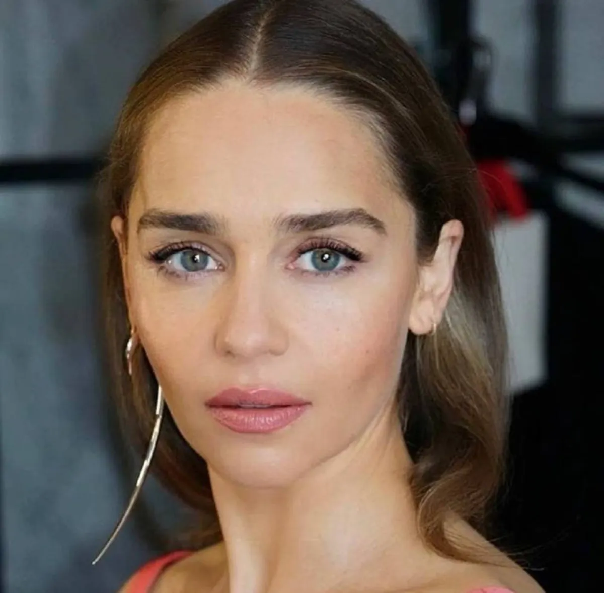 إميليا كلارك بأقراط Hook مفردة-الصورة من انستغرام خبيرة المكياج Naoko Sofia Patrizia Scintu