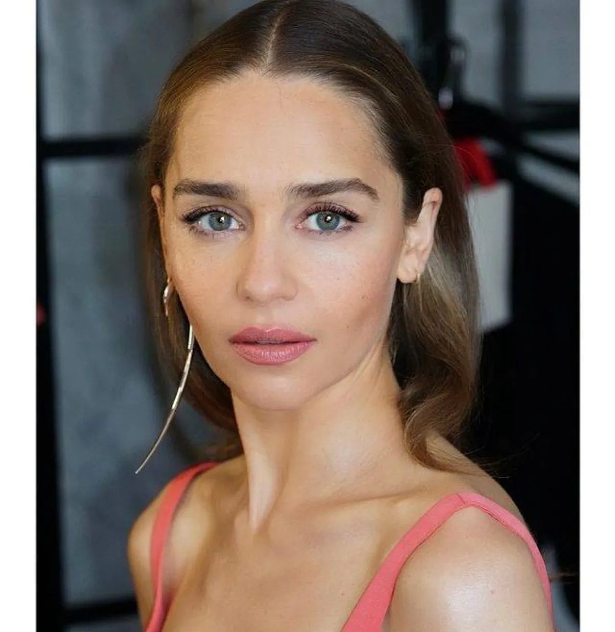 إميليا كلارك بأقراط Hook مفردة-الصورة من انستغرام خبيرة المكياج Naoko Sofia Patrizia Scintu