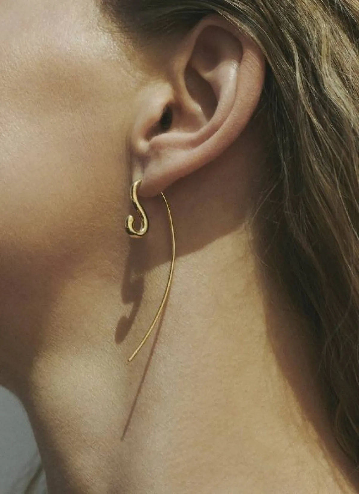 أقراط Hook صغيرة من Charlotte Chesnais