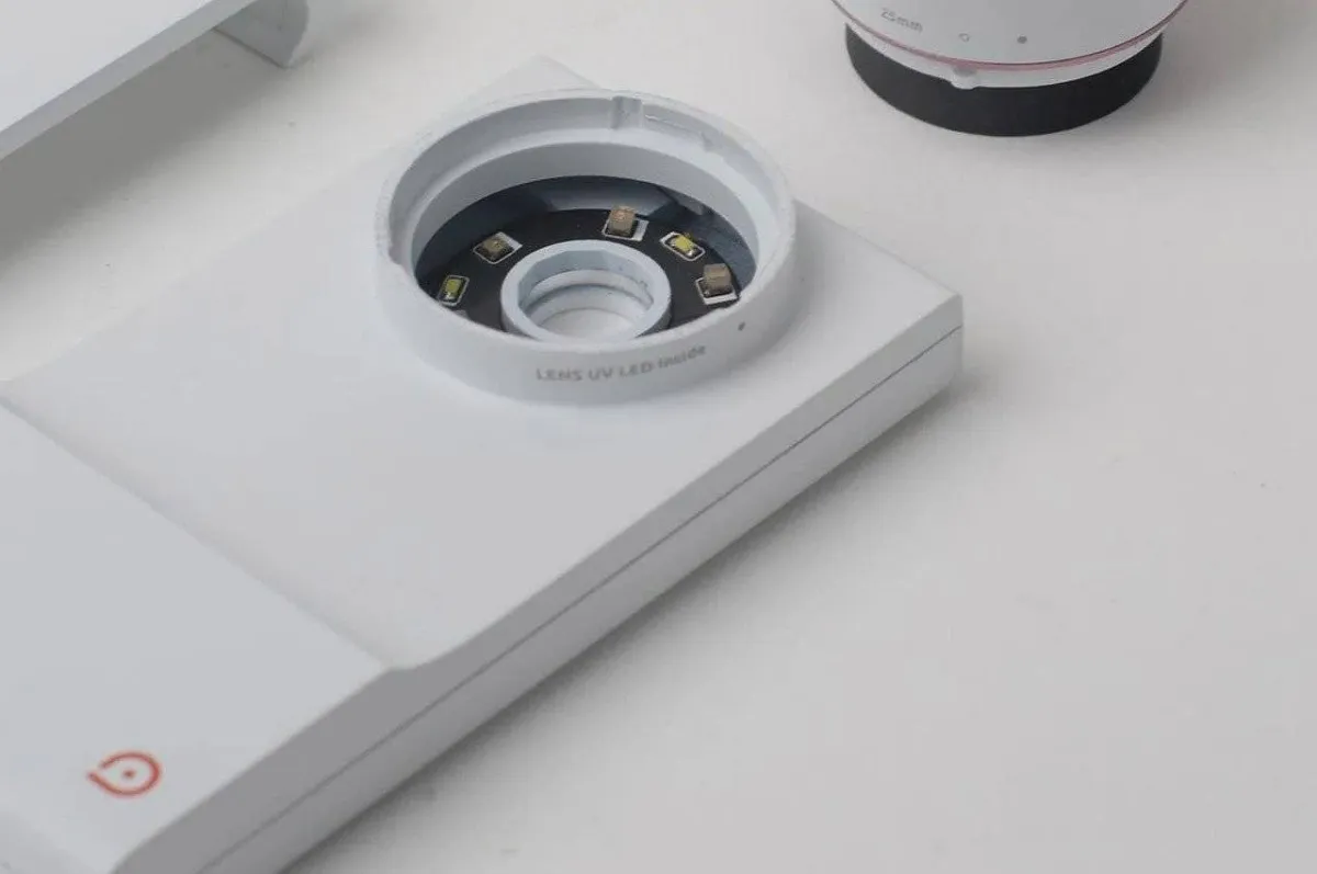 صورة للأداة الملحقة بالهاتف الذكي للكشف على الأمراض الجلدية