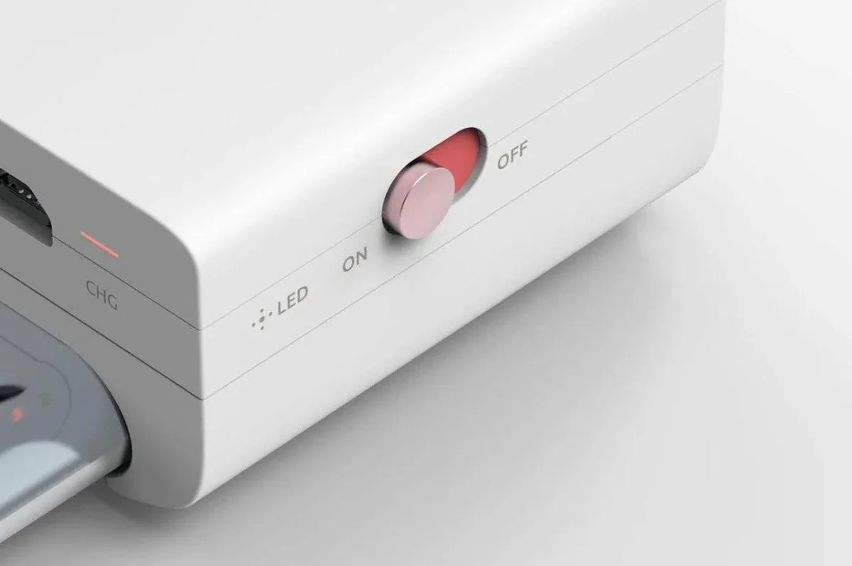 صورة للأداة الجديدة الملحقة بالهاتف المحمول للكشف عن الأمراض الجلدية