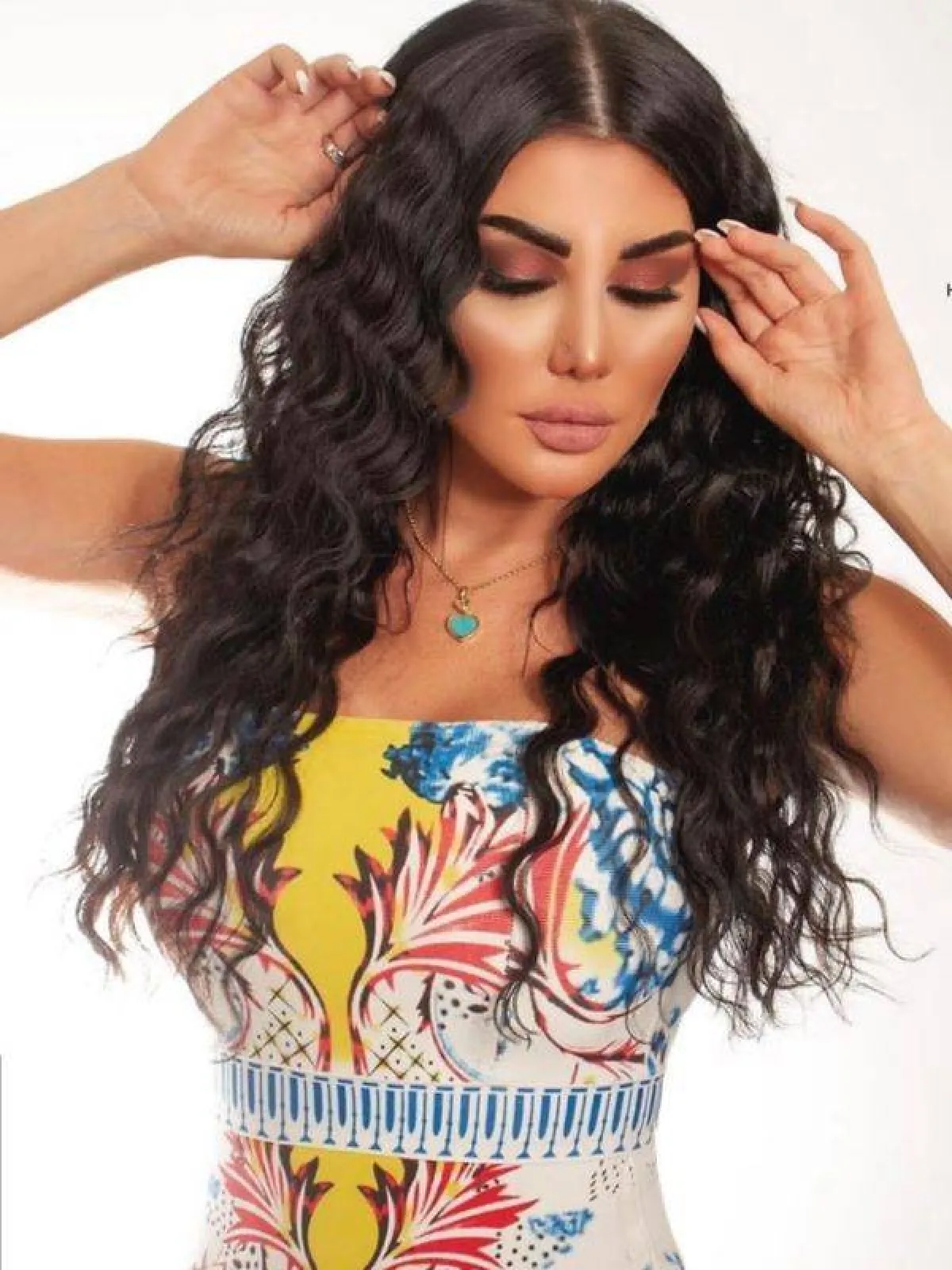 جيني اسبر بالشعر المجعد