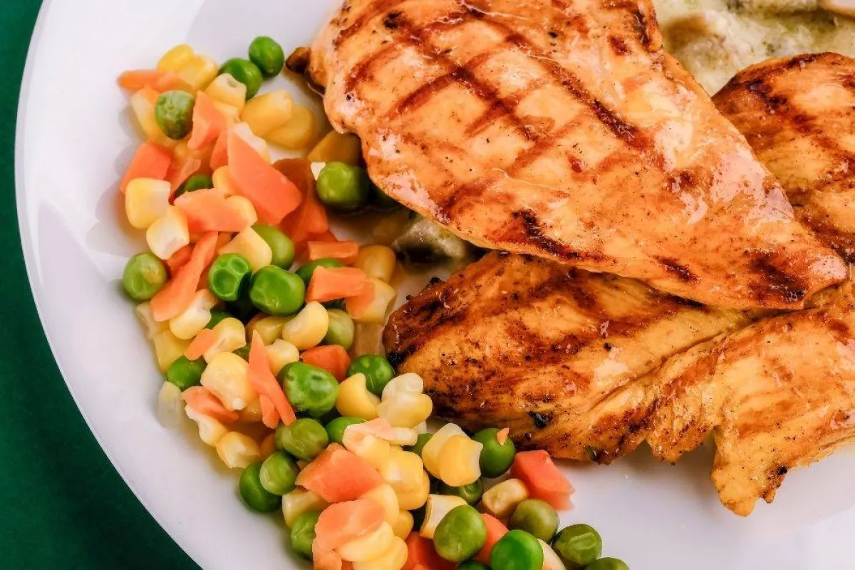 يحتوي الربع الآخر من الطبق البروتين