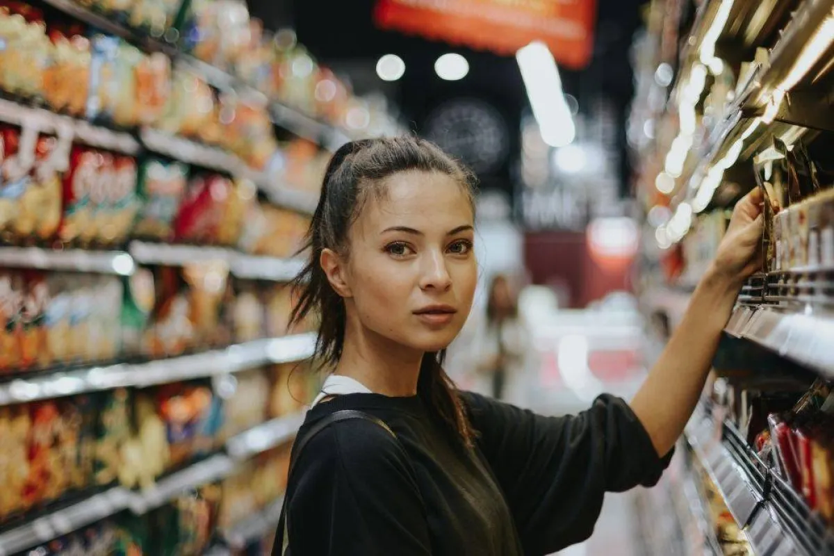 صورة لامرأة تشتري احتياجاتها من السوق