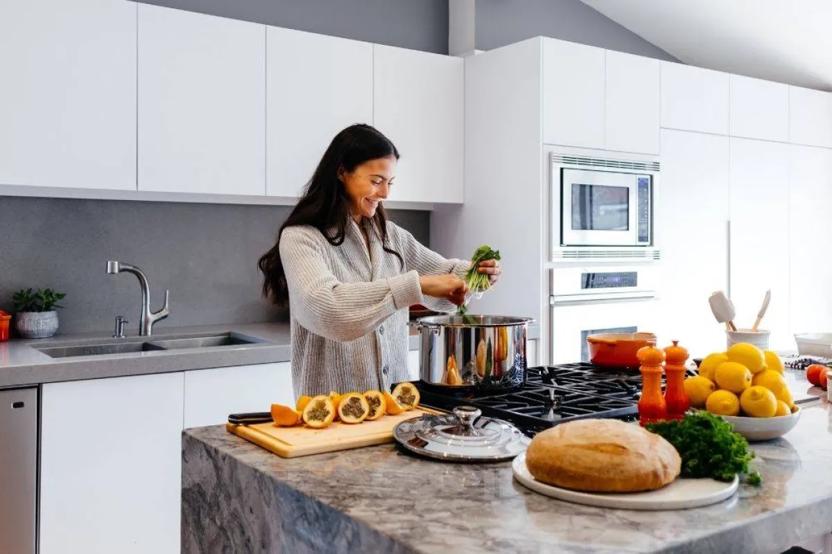 صورة لأم في المطبخ