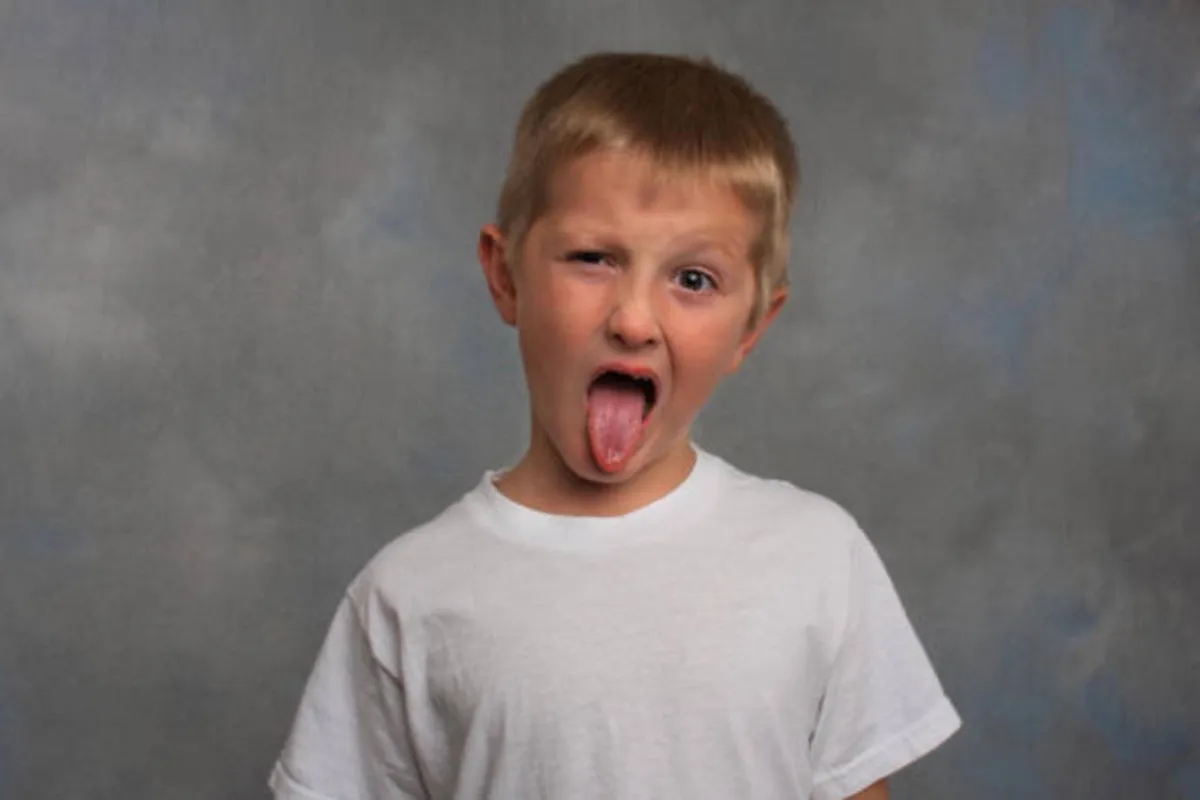 صورة لطفل يعاني من التهاب اللوزتين