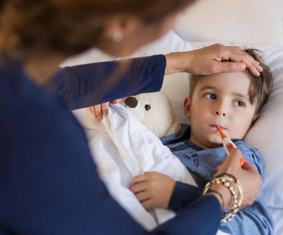 صورة لطفل يعاني من ارتفاع الحرارة