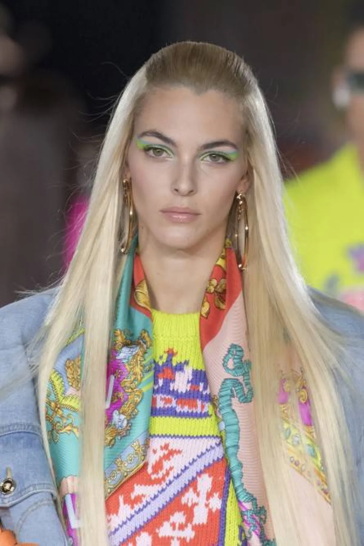 موضة تسريحة الشعر المنسدل المستقيم