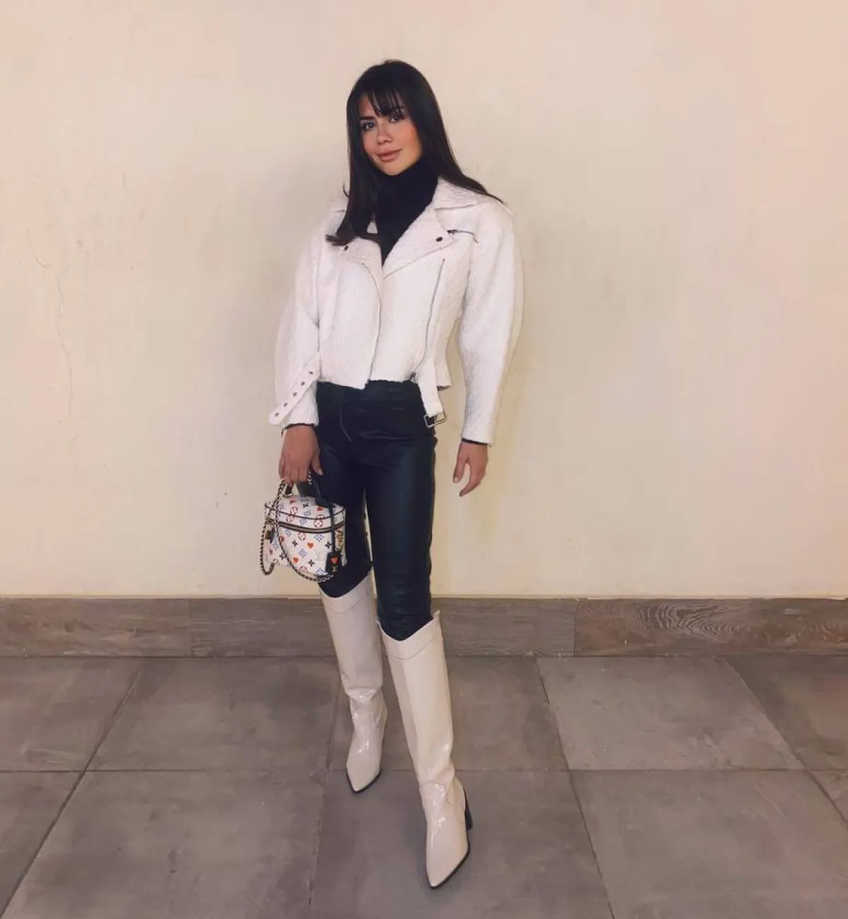 ديما الأسدي بإطلالة شتوية 