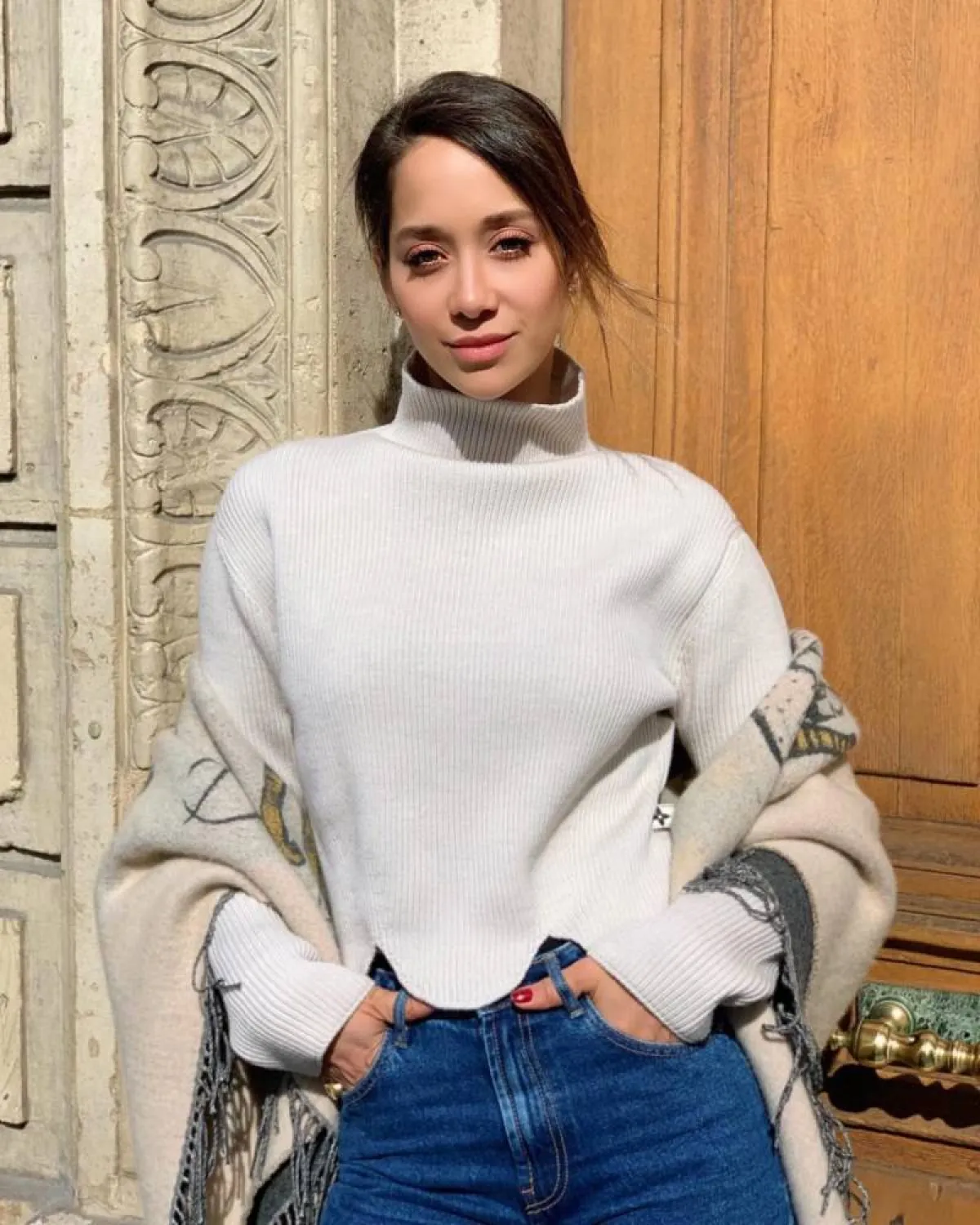 لانا الساحلي بإطلالة شتوية 