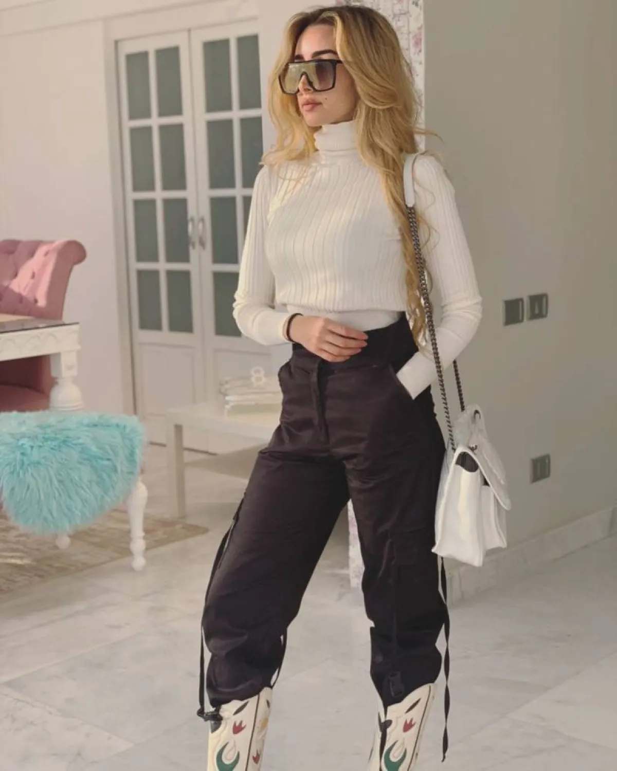 هنا الزاهد بإطلالة شتوية 