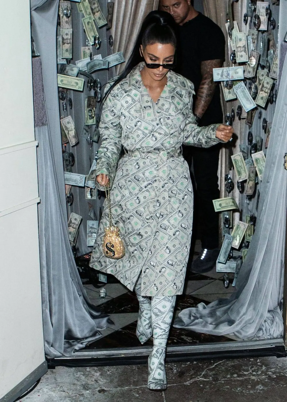 كيم كردشيان ترتدي معطفاً من جيريمي سكوت Jeremy Scott 