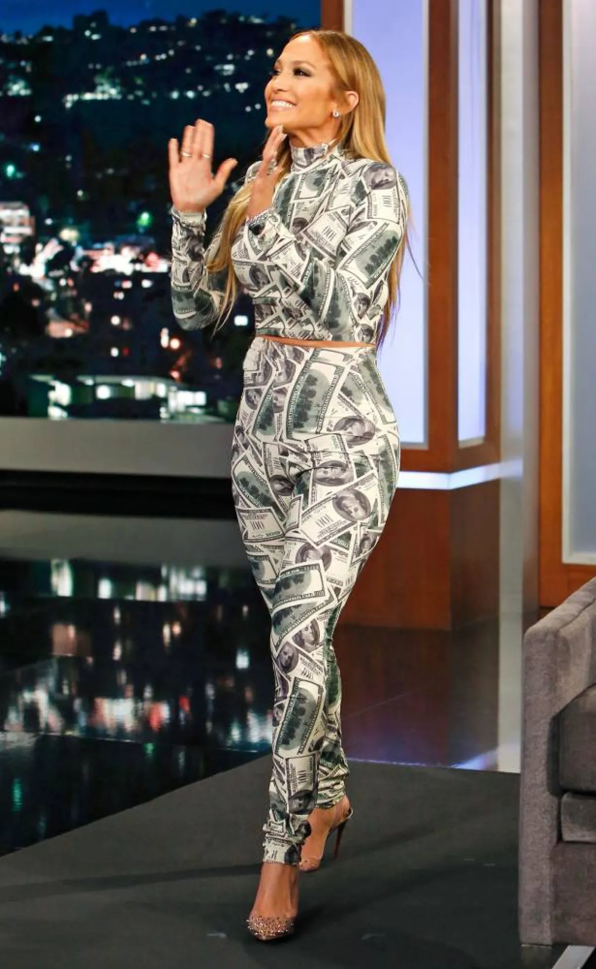 جنيفر لوبيز ترتدي زياً من النقود