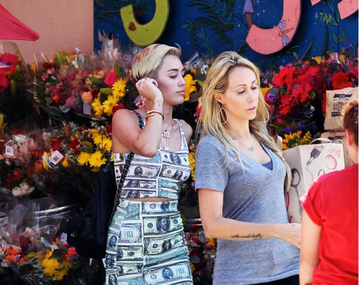 مايلي سايروس ترتدي زياً من النقود