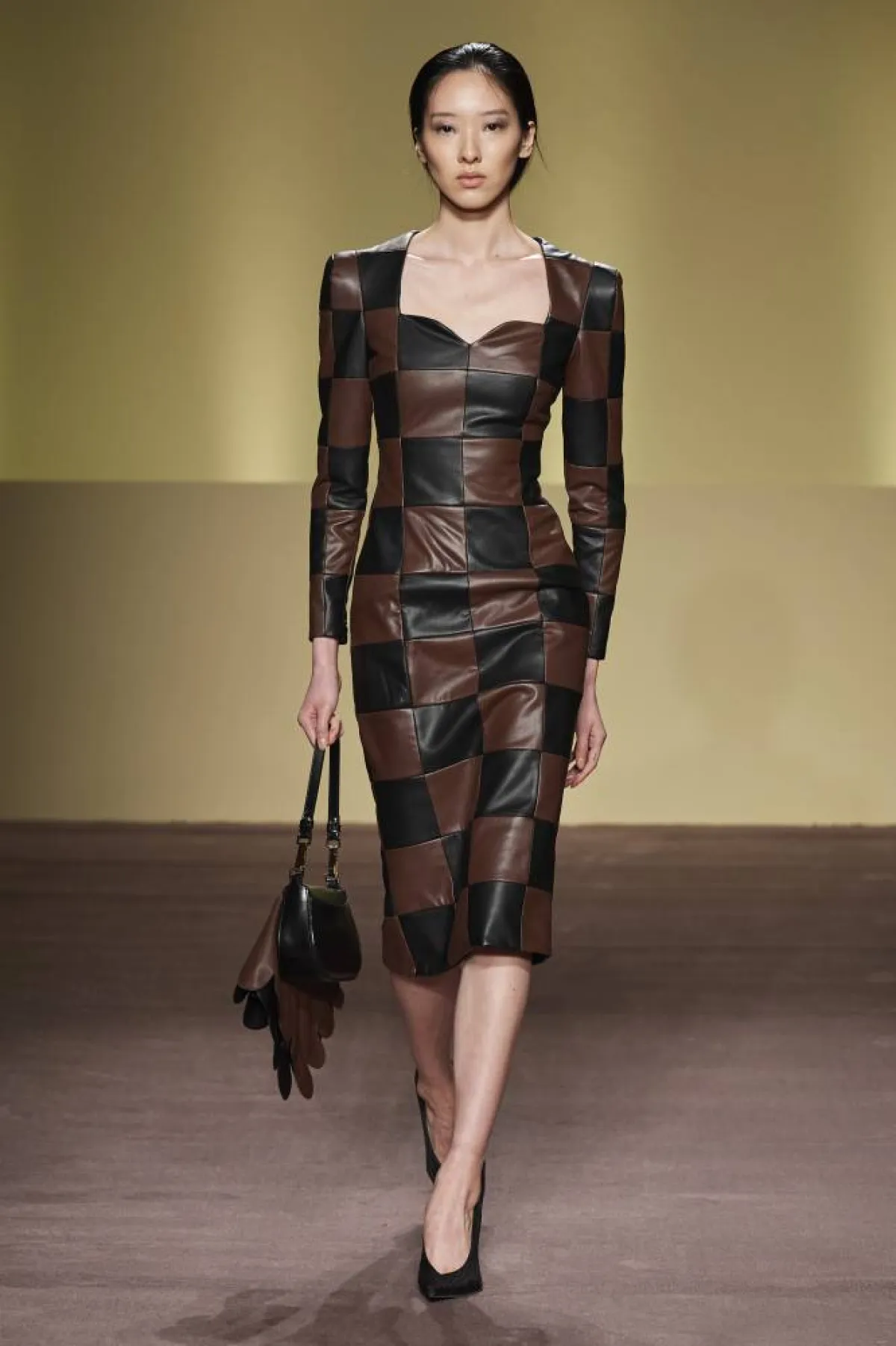 فستان سهرة طويل باللون البني 