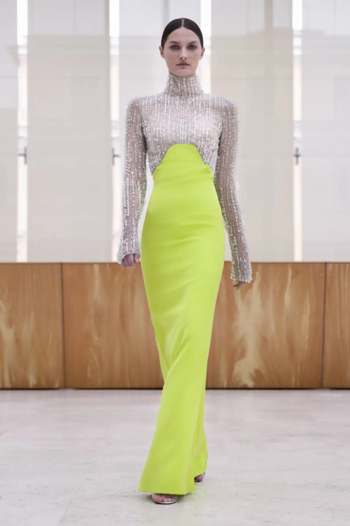 فستان سهرة طويل باللونين الفضي والفسفوري 