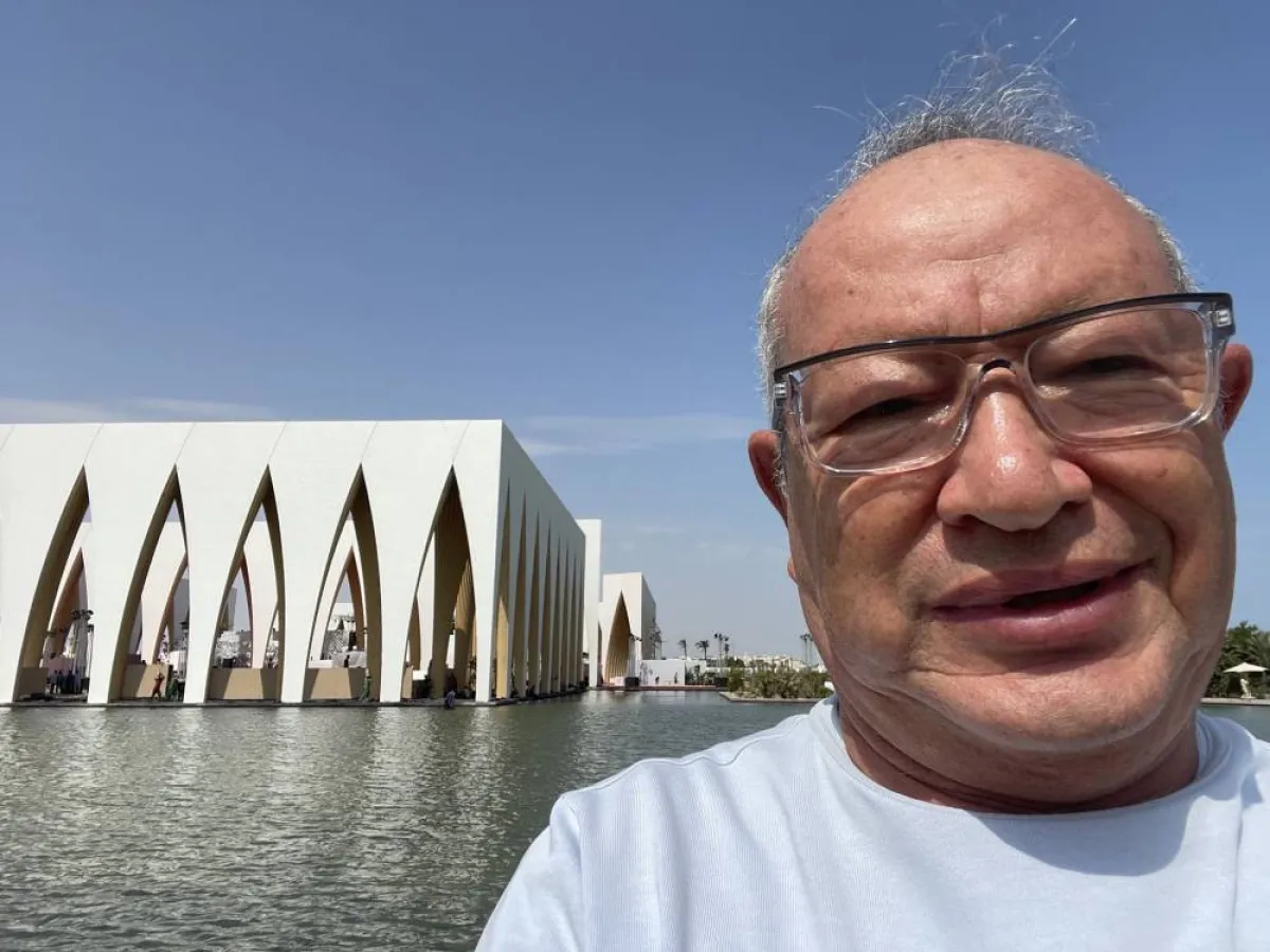 نجيب ساويرس وخلفه قاعة حفل الافتتاح - الصورة من حسابه على تويتر