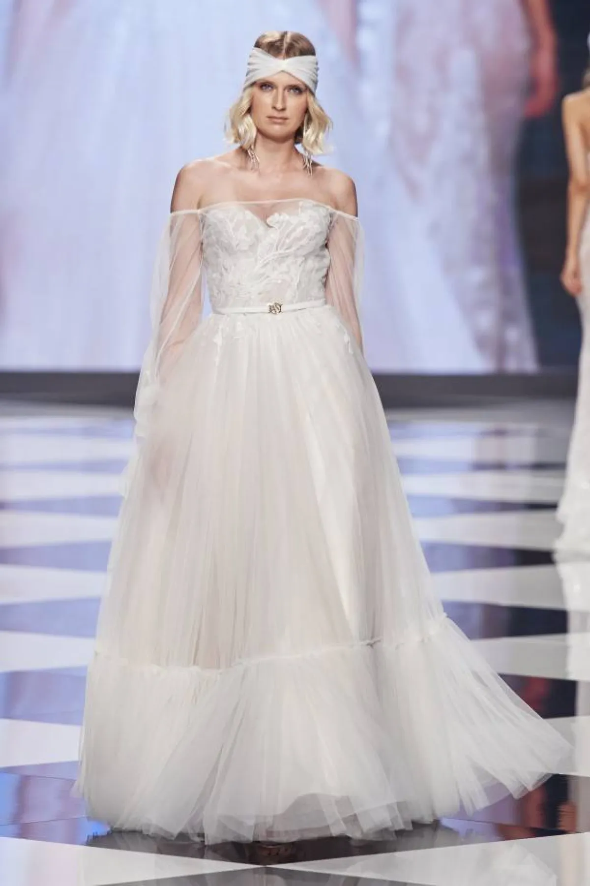 فستان زفاف بتنورة كشكش وأكمام طويلة شفافة