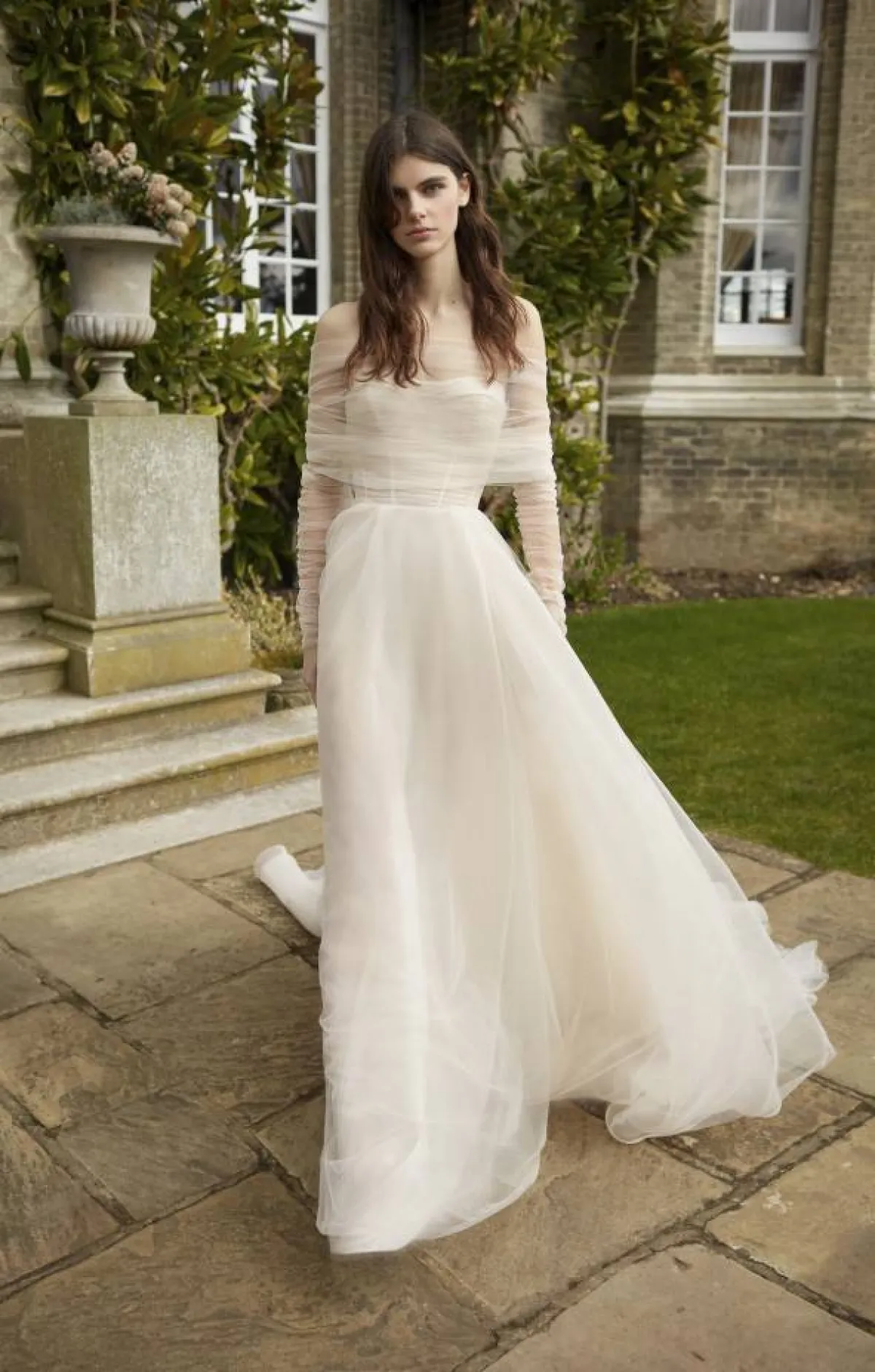 فستان زفاف من قماش التول باللون الأوف وايت