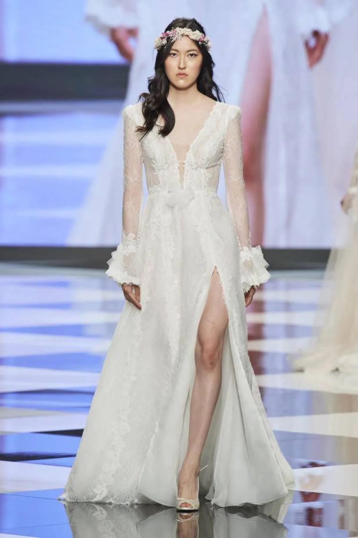 فستان زفاف بتنورة ذات شق أمامي