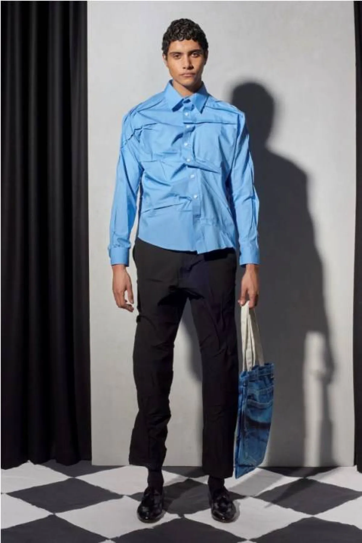 قميص كلاسيكي باللون الأزرق من بيانكا سوندرز  Bianca Saunders