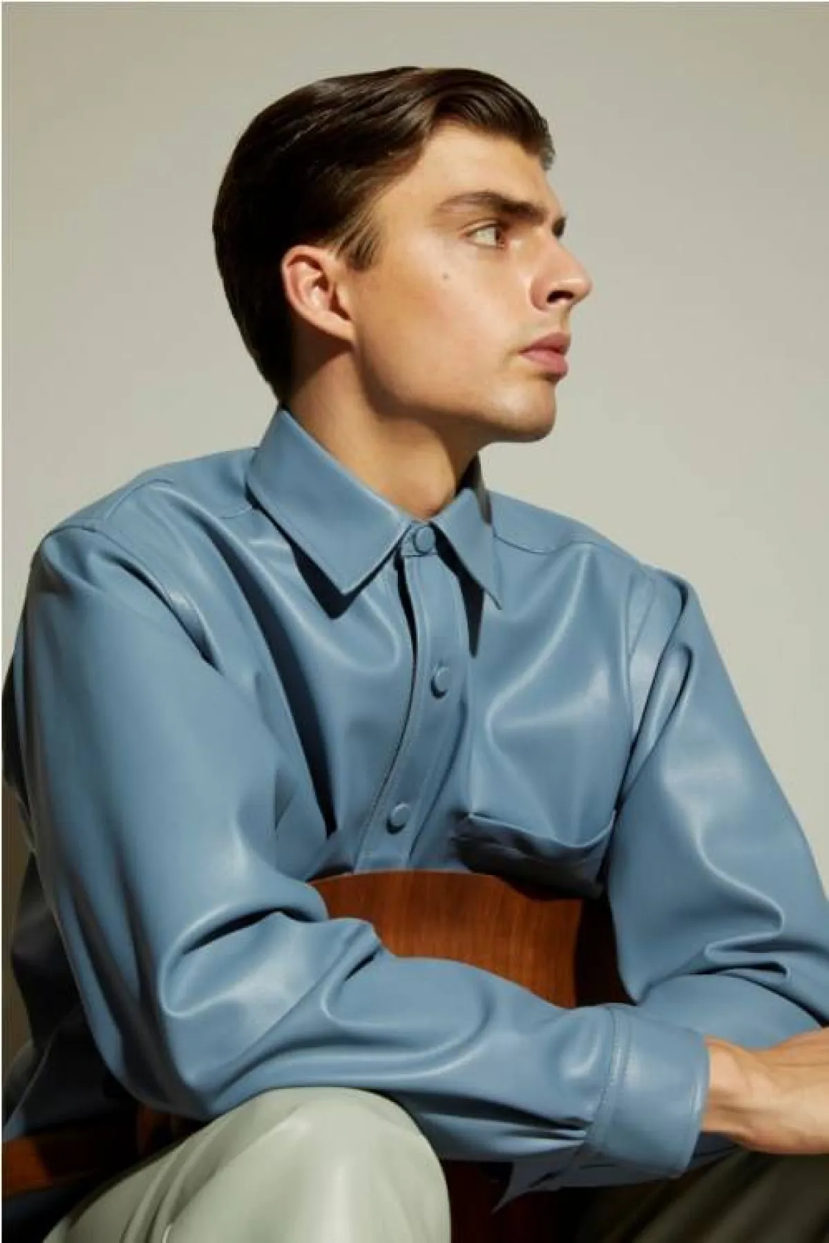 قميص خريفي من الجلد الناعم من أكنافاس Aknavas