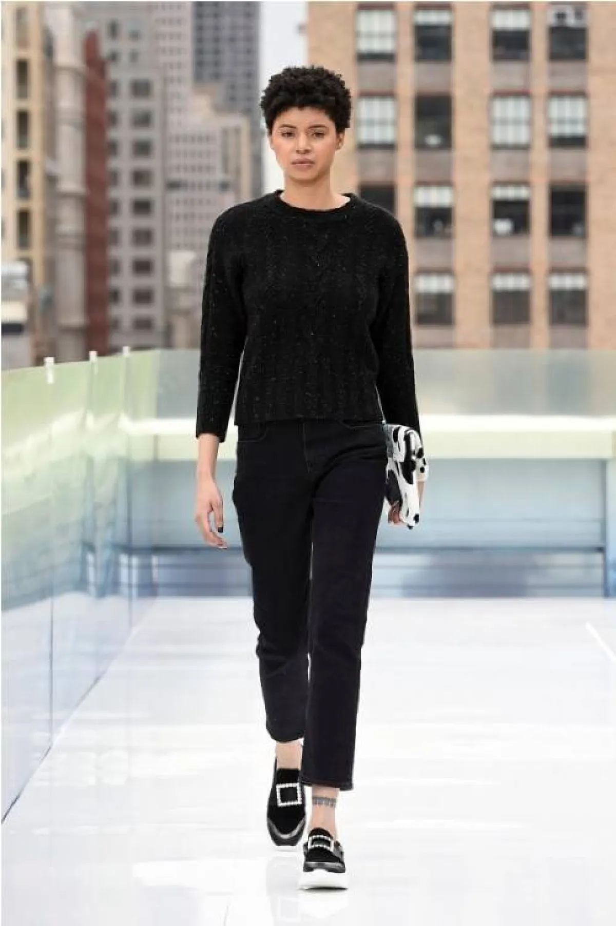 إطلالة رياضية باللون الأسود من فلاينغ سولو   Flying  Solo