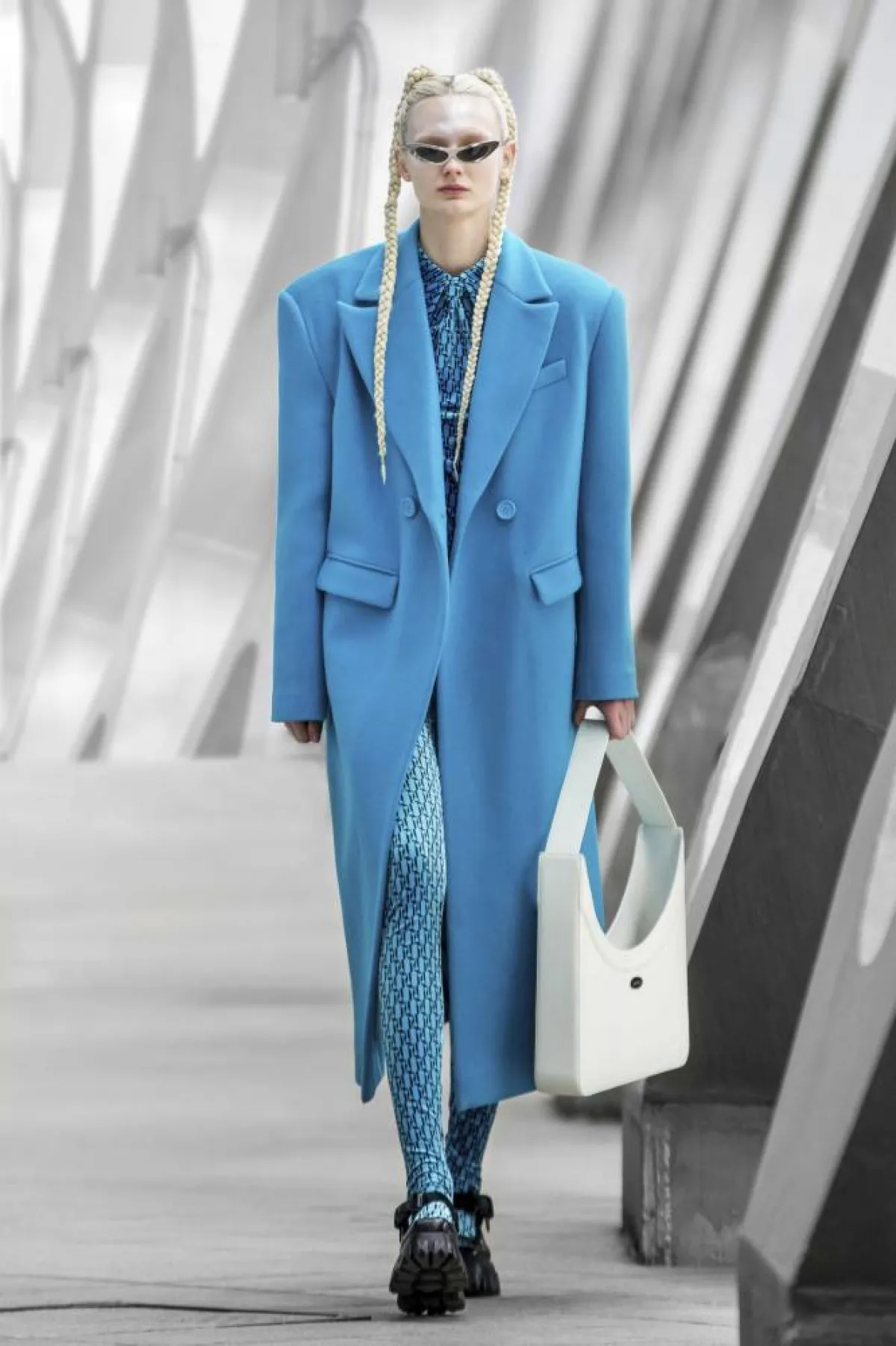 معطف طويل باللون الأزرق قماش الصوف