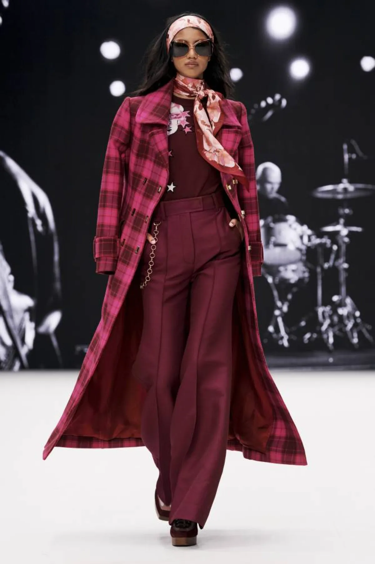 معطف طويل باللون الأحمر كروهات