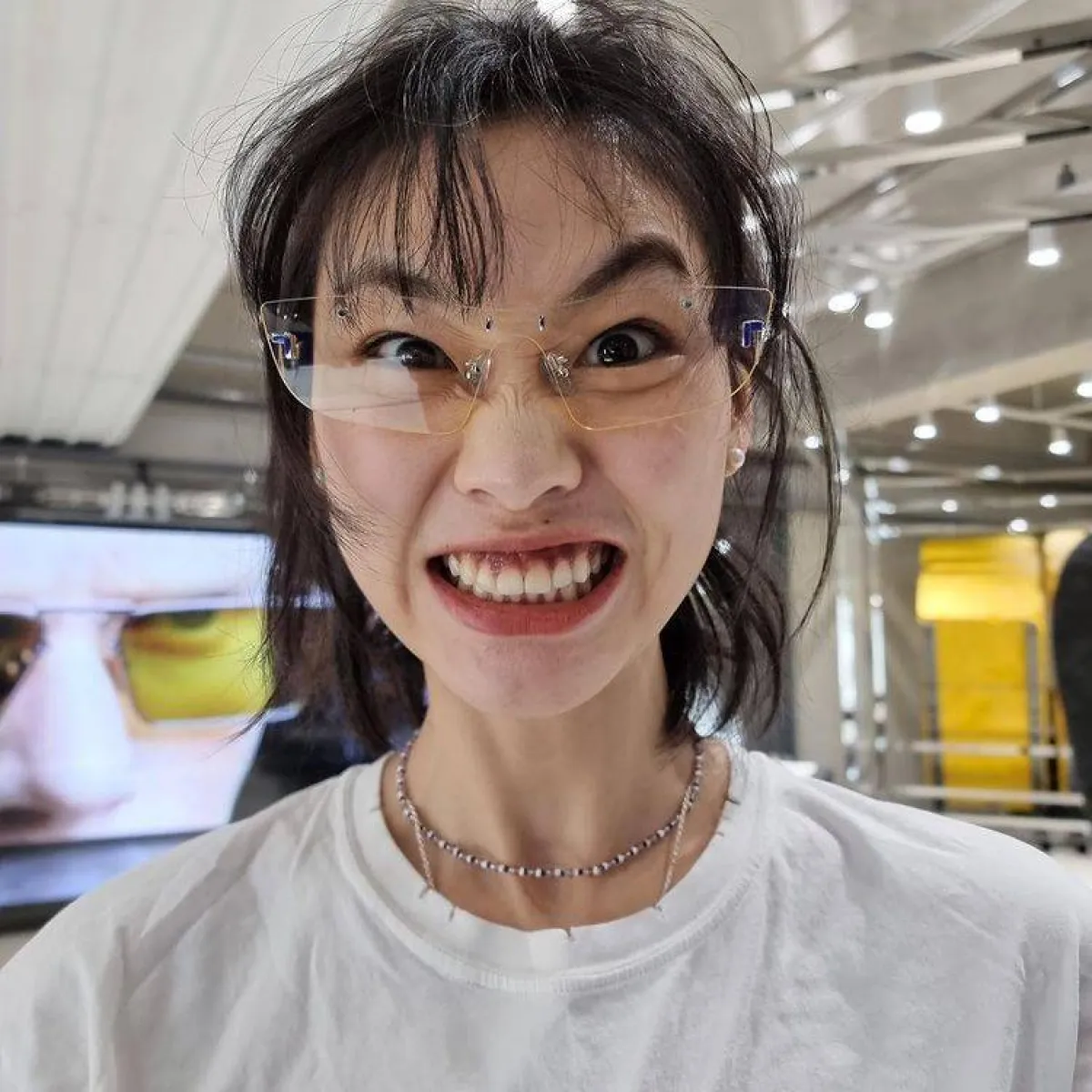 الصورة من حساب بطلة Squid Game على انستغرام وتظهر بساطة ذوقها في المجوهرات والإكسسوارات