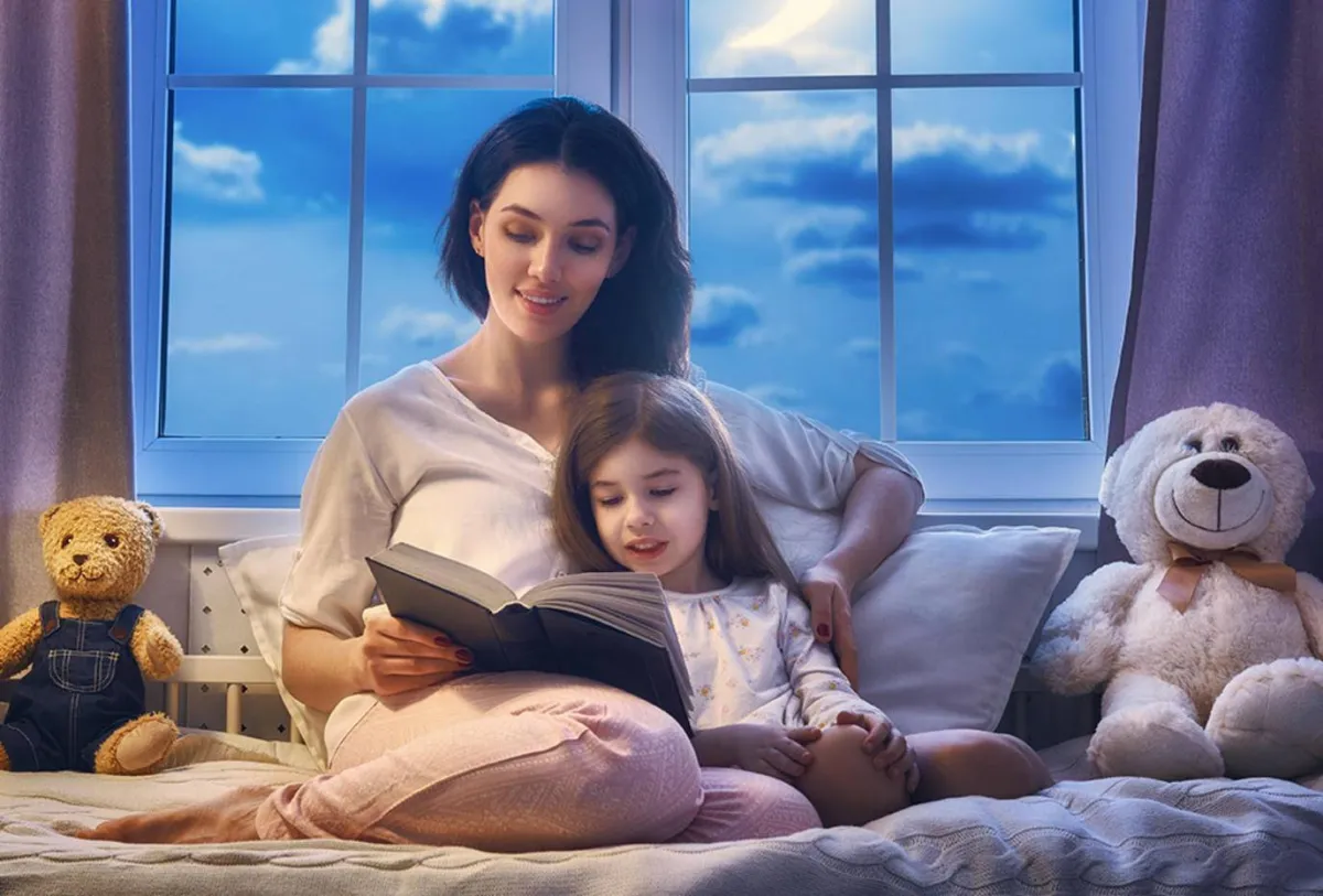 صورة لأم تقرأ لطفلتها قصة
